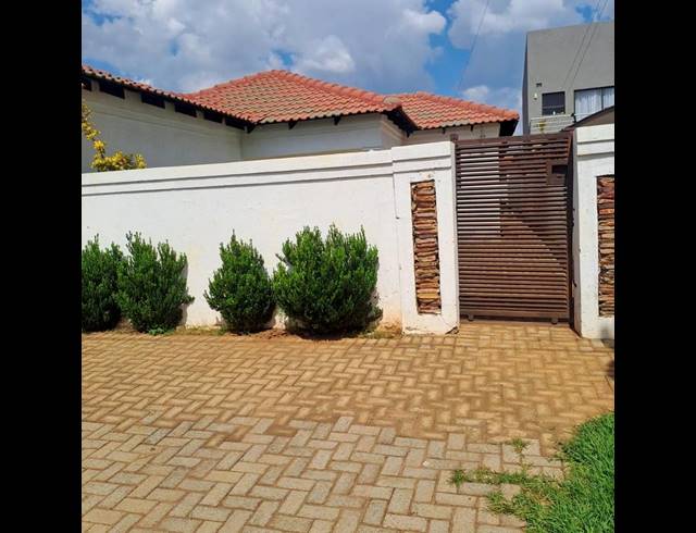 2 BEDROOM HOUSE FOR SALE IN PROTEA GLEN